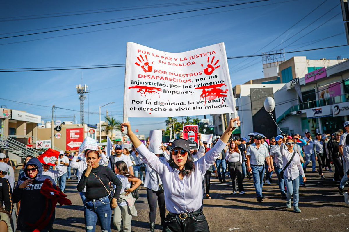 noticieristas's tweet photo. 🏳️🕊️ Con consignas de “¡Queremos paz!”, “¡Fuera Rocha!” Y “¡Vivos se los llevaron, vivos los queremos”!, miles de “culichis” marcharon este domingo desde Catedral hasta La Lomita en #Culiacán exigiendo un cese a la violencia. https://t.co/NiidwwEYvL