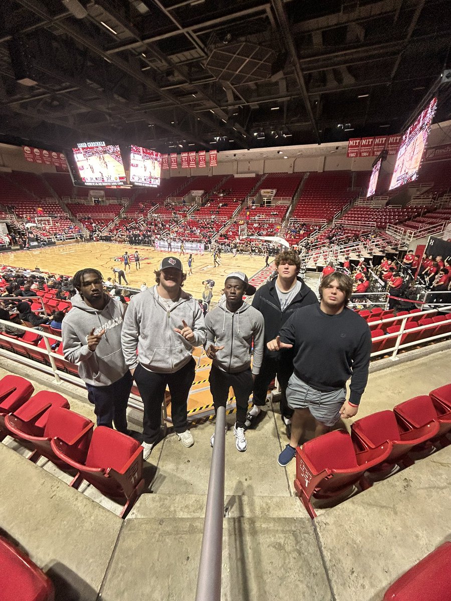 Team whiskey came out to support some Lamar Basketball! Shout out to <a href="/LamarWBB/">Lamar Women's Hoops</a> and <a href="/LamarMBB/">Lamar Men's Basketball</a> on two good wins last night‼️
<a href="/_CoachDiaz/">Coach Jacob Diaz 🇨🇺 🇲🇽</a>