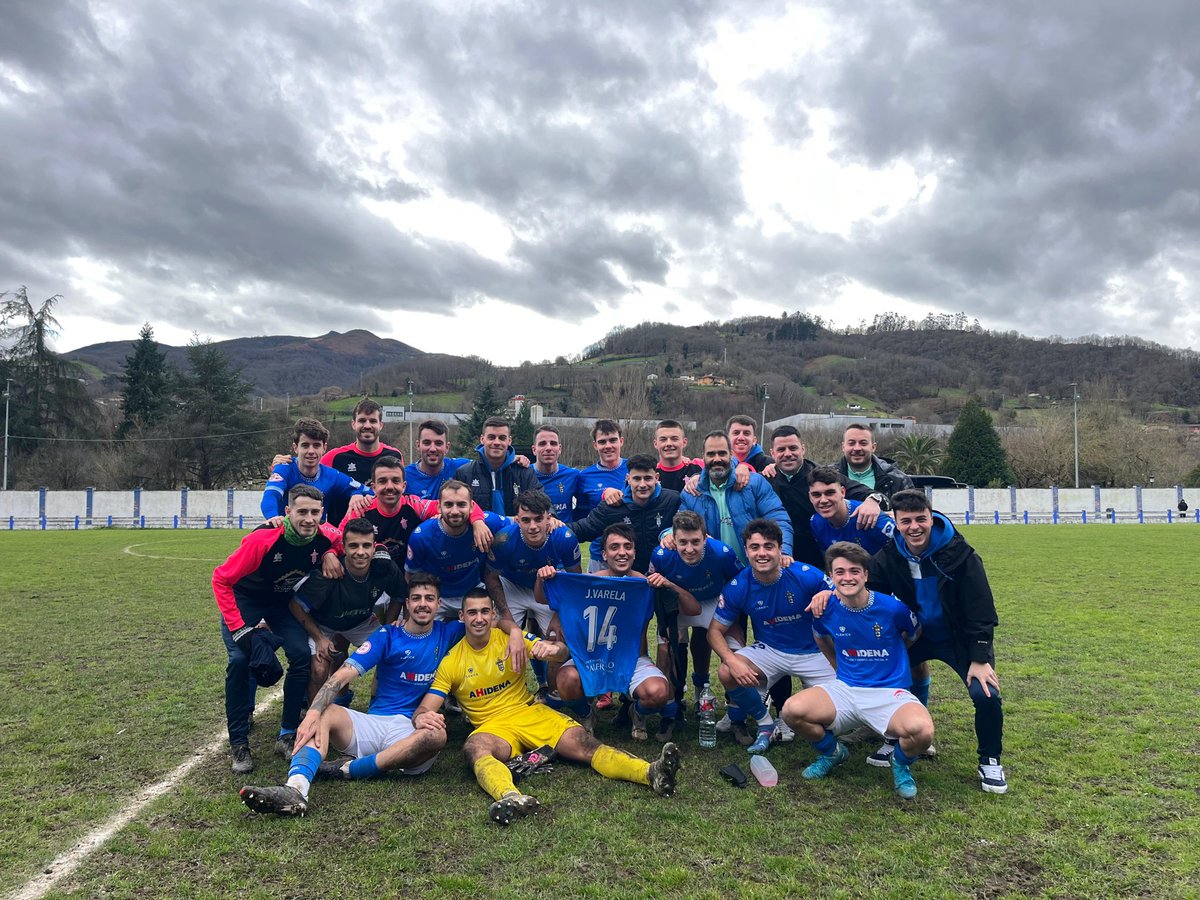 📸 Foto de apoyo a Jorge Varela, que tendrá que ser operado del hombro, tras el 1-1 ante el Sporting Atlético.