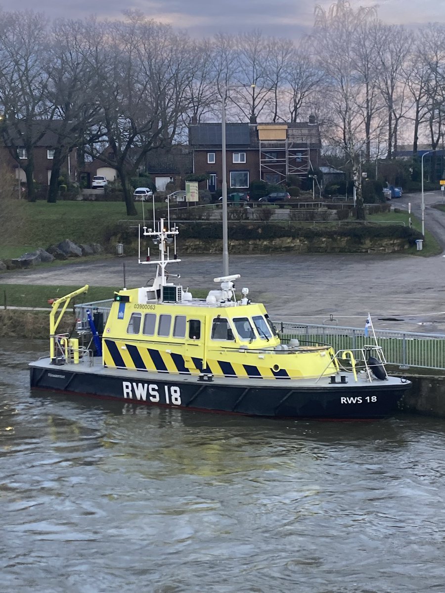 VLW_Joost's tweet photo. Zondagmiddag #RWS18, stuw #belfeld wordt gestreken vanwege de verhoogde waterstand in de #maas, https://t.co/yybGoSoCi8