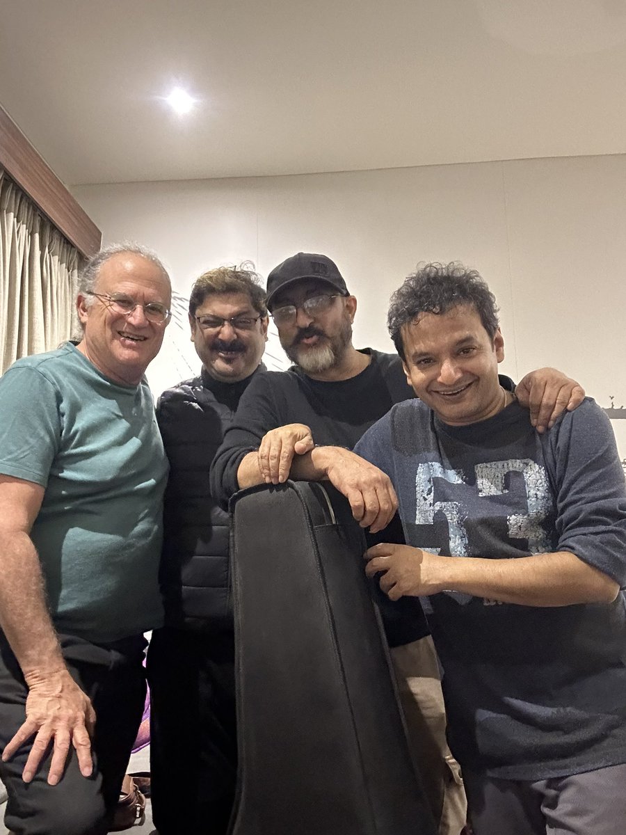 MayookhBhaumik's tweet image. Meeting with the Maestros - @georgebrookssax @Prabuddha Banerjee &amp;amp; @SandipSantoor73 

See you all on Tuesday Kolkata @Skinny Mo’s Jazz Club 8pm.

Ticket link 👇👇👇

insider.in/brass-beats-20…

.
.
.
#rehearsals #jamsession #mayookh #mayookhbhaumik #tabla #saxophone
