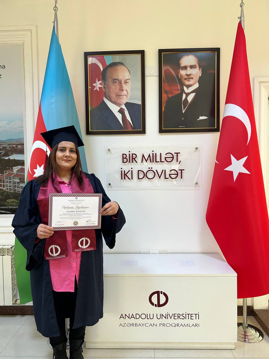 AnadoluAz's tweet photo. Anadolu Universitetini müvəffəqiyyətlə bitirən bir qrup azərbaycanlı məzunumuza diplomları təqdim edildi. 

#məzuniyyətsevinci #məzunlar #mezun2025 #türkiye #azerbaijan #anadoluuniversitesi #məzun #tələbə #abituriyent #təhsil #attestatlaqəbul #fypage #tələbələr #azərbaycan🇦🇿 https://t.co/k8pmeC5tmT