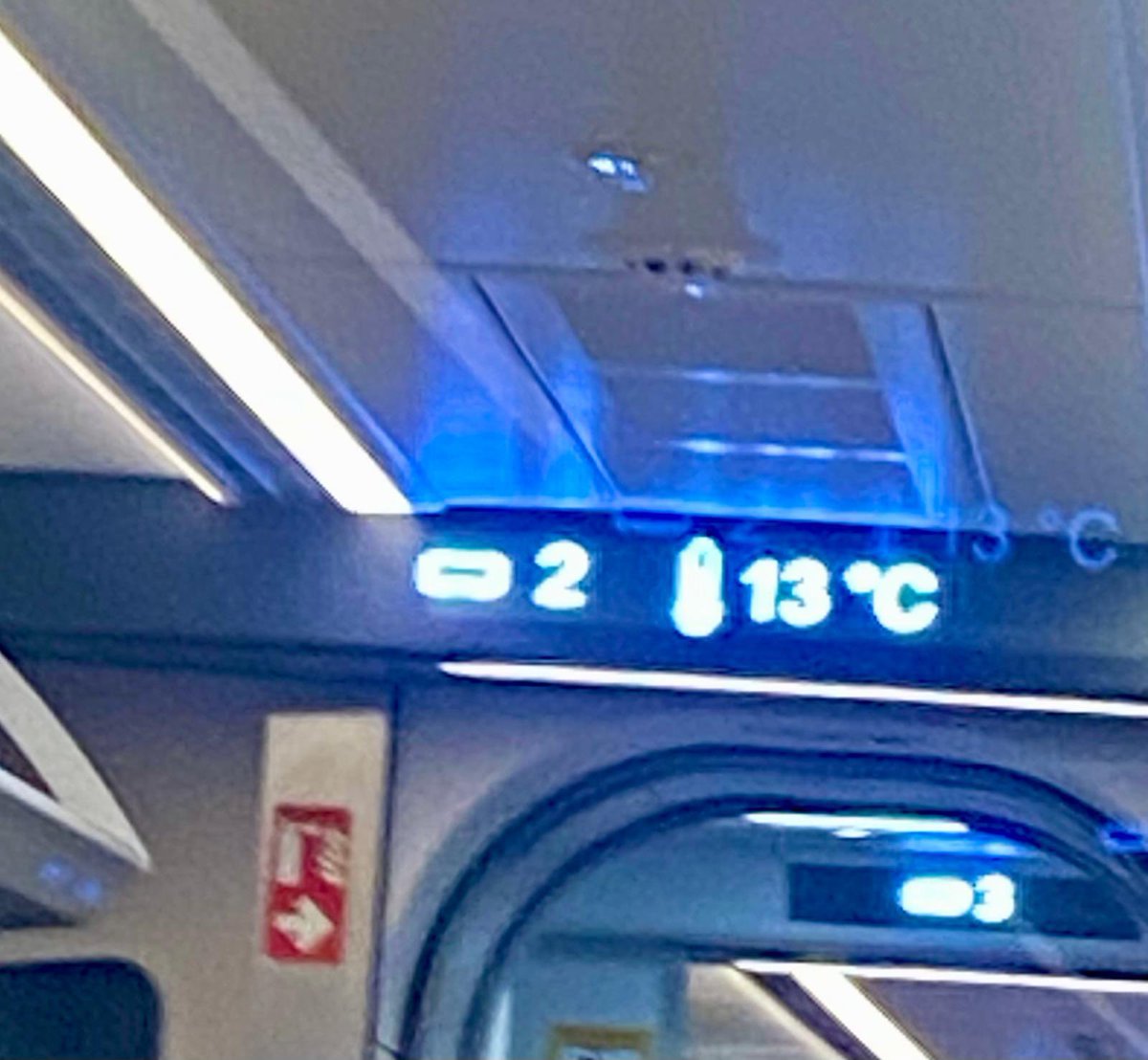 mascopon's tweet photo. @Renfe El tren AVE 04345 con destino A Coruña lleva el aire acondicionado a tope y nos estamos congelando. https://t.co/UZJlJi4l57