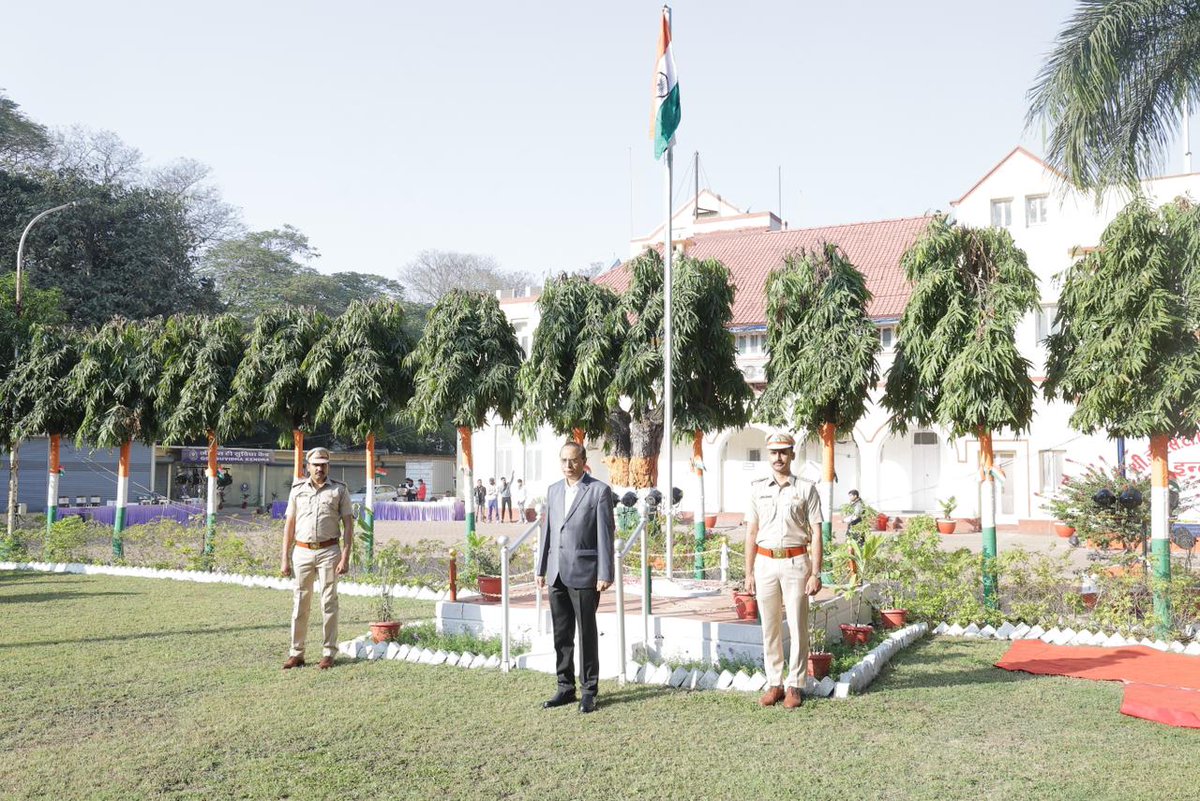 EXCISECGST's tweet image. The 76th Republic Day was celebrated at GST Bhavan, Manik Bag Palace. Shri Pratul Tiwary, Commissioner CGST &amp;amp; CX, Indore, addressed officers/staff after inspecting the parade. 
 @cgstbhopalzone  @cbic