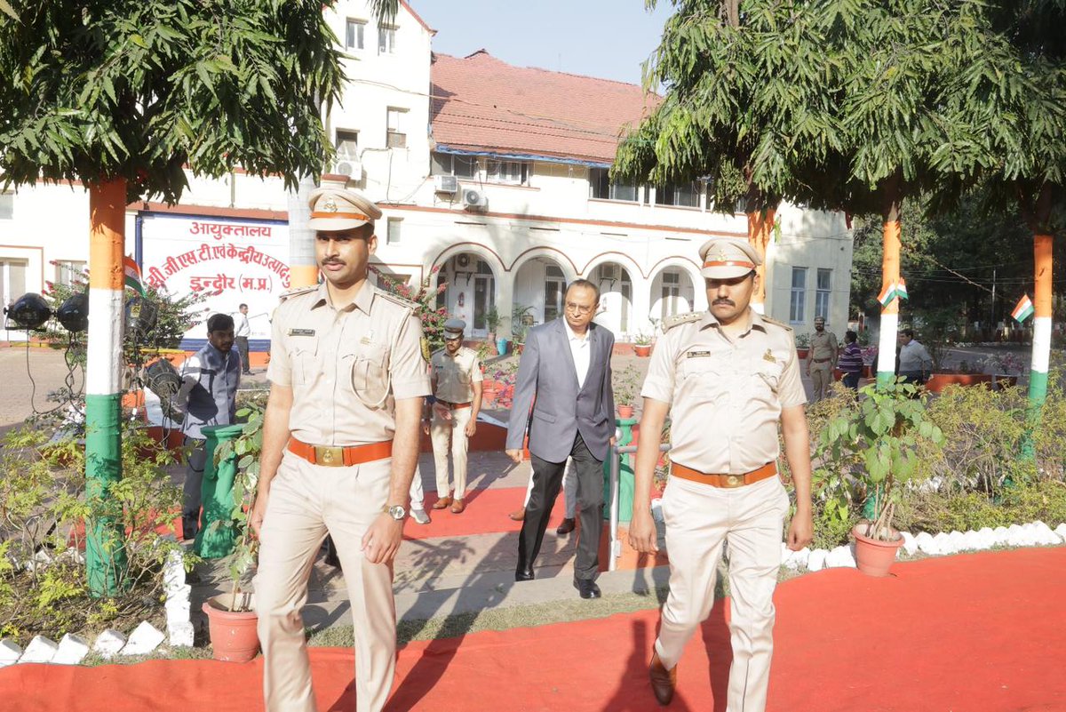 EXCISECGST's tweet image. The 76th Republic Day was celebrated at GST Bhavan, Manik Bag Palace. Shri Pratul Tiwary, Commissioner CGST &amp;amp; CX, Indore, addressed officers/staff after inspecting the parade. 
 @cgstbhopalzone  @cbic