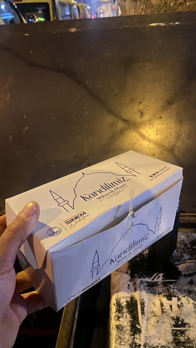 CoskunAnil's tweet photo. 28 senelik üsküdarlıyım ilk defa bir belediye başkanının kandil simidi dağıttını gördük ALLAH kabul etsin teşekkürler @sdedetas @uskudarbld https://t.co/eS42wu58cP