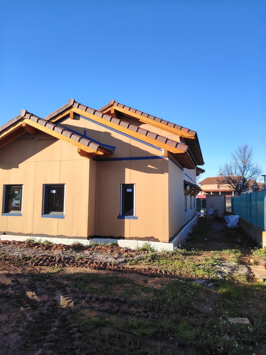 En #Espassiv seguimos a tope con esta maravillosa vivienda #Passivhaus en Navarrete. Vivienda moderna pero siguiendo las formas y estéticas tradicionales, consiguiendo una integración total en el entorno.
Siempre rodeado de los mejores: @casapassivhome, @american_lh, <a href="/zepassiv/">Zero Energy Passivhaus</a>