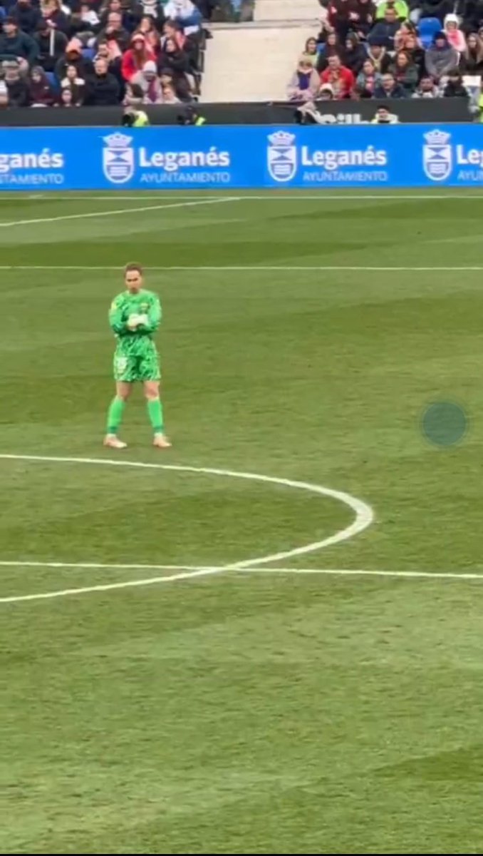 theBarcaInsider's tweet photo. Barcelona femeni GK Cata Coll mid-game vs Real Madrid 😂 https://t.co/KRQ6udlgpt
