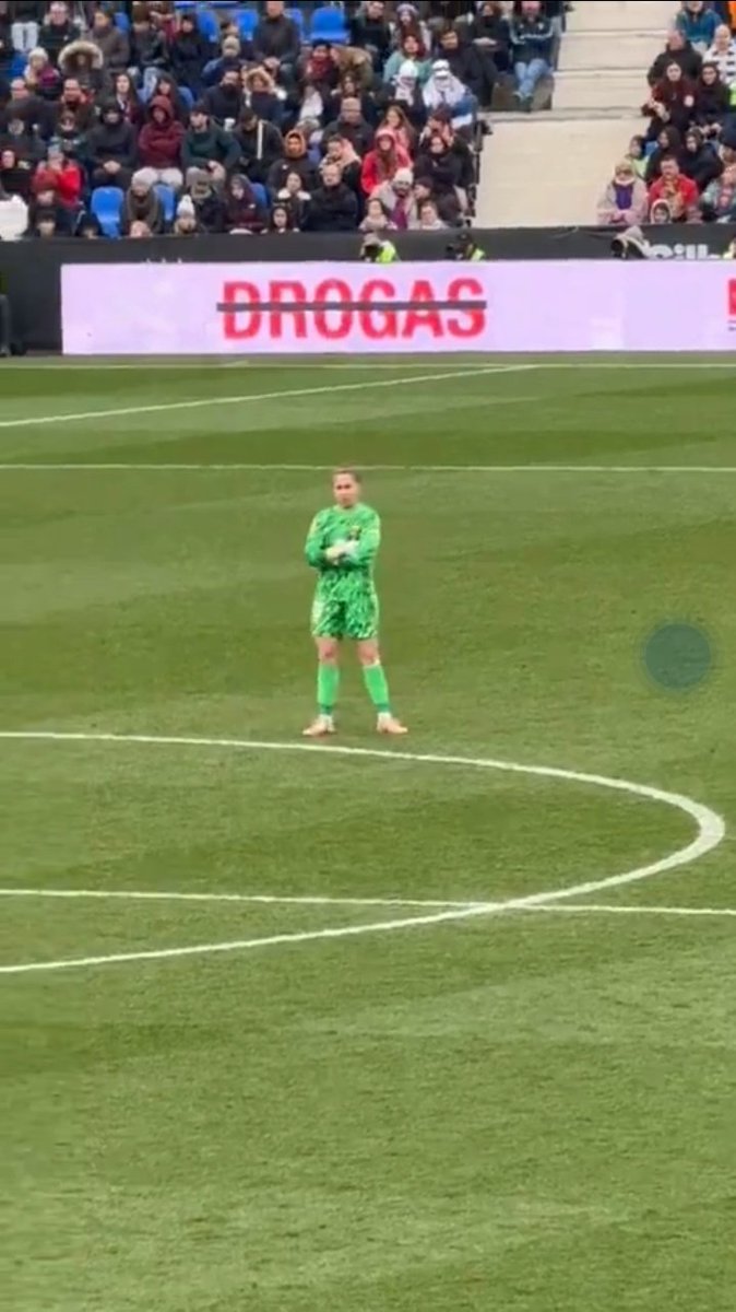 theBarcaInsider's tweet photo. Barcelona femeni GK Cata Coll mid-game vs Real Madrid 😂 https://t.co/KRQ6udlgpt
