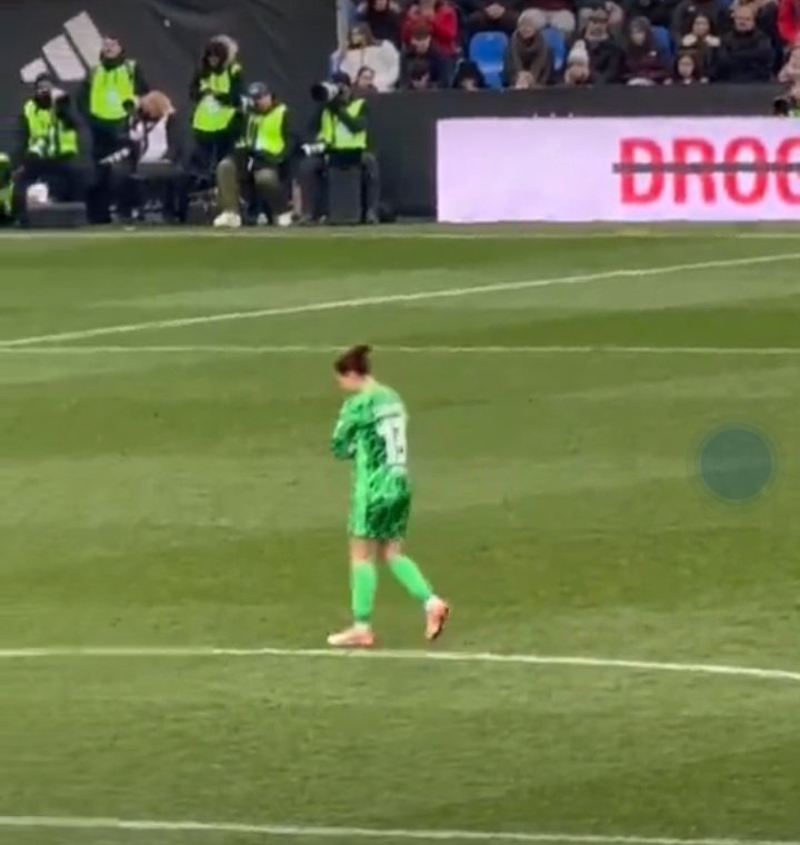 theBarcaInsider's tweet photo. Barcelona femeni GK Cata Coll mid-game vs Real Madrid 😂 https://t.co/KRQ6udlgpt
