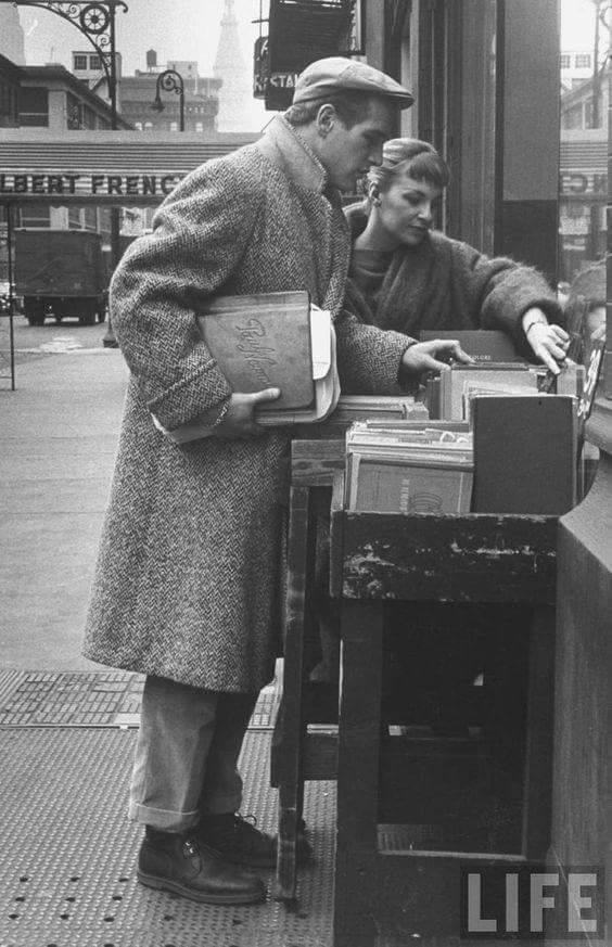 literlandweb1's tweet photo. ¿Qué es un siglo cuando alguien es eterno?
Paul Newman y Joanne Woodward buscando libros en París. https://t.co/DzuZ4FCCso