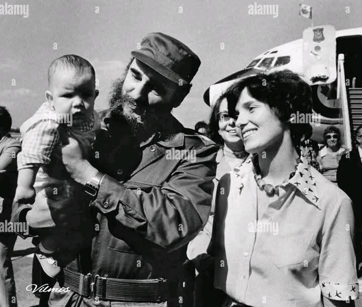 📍 Recibe en el aeropuerto internacional “José Martí” al Primer Ministro de Canadá, Pierre Elliot Trudeau, quien inicia una visita oficial a Cuba acompañado de su esposa Margaret Trudeau y su tercer hijo, Michel Trudeau de casi cuatro meses de edad.
#FidelEnLaHistoria