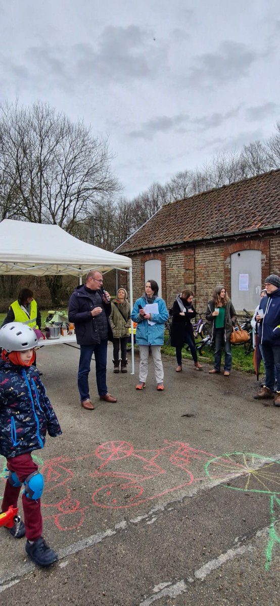 VincentDecorde's tweet photo. Week-end utile sur le terrain :  les vœux du collectif Une voix citoyenne pour la 2e
Puis , présence à la gare de Vieux-Manoir pour demander un vrai service pour les voyageurs, une implication de la Région #Normandie, de l'Etat (et aussi  reouvrir la ligne Serqueux Gisors Paris) https://t.co/dZAeuMYxMa