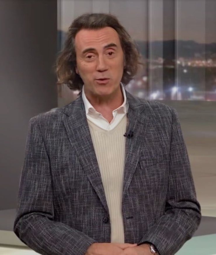 234noticies's tweet photo. Tomàs Molina revoluciona les xarxes amb el seu canvi d'imatge: melena llarga i un estil completament renovat https://t.co/TbX30PDoCC