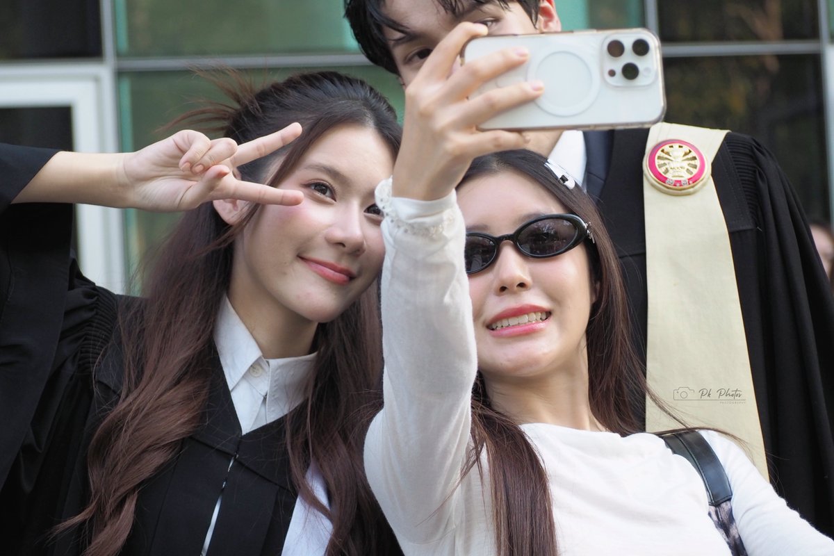 MusicIsMyLife48's tweet photo. พี่ไซซีกับน้องเอิร์น 🥰🥰🥰
#Ciizezphr
#CiizeRutricha
#earnpypp_
#EarnGraduation https://t.co/Ppyfe2WPm9