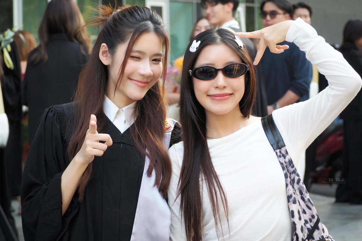 MusicIsMyLife48's tweet photo. พี่ไซซีกับน้องเอิร์น 🥰🥰🥰
#Ciizezphr
#CiizeRutricha
#earnpypp_
#EarnGraduation https://t.co/Ppyfe2WPm9