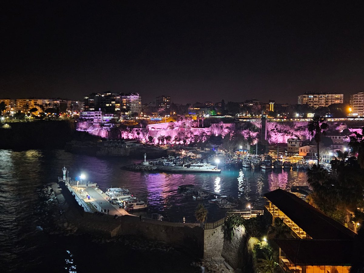 Falezleri kaşla göz arasında ışıklandırmışlar. Pes, gerçekten! O kadar halk tepki verdi, mücadele ettik ama vazgeçmediler; şu görüntüden ve doğal yaşamı etkilemekten. Falezleri pavyona döndürmekte ısrarcılar.
#falezlerışıklandırılmasın <a href="/ANTALYABB/">ANTALYA BÜYÜKŞEHİR</a>