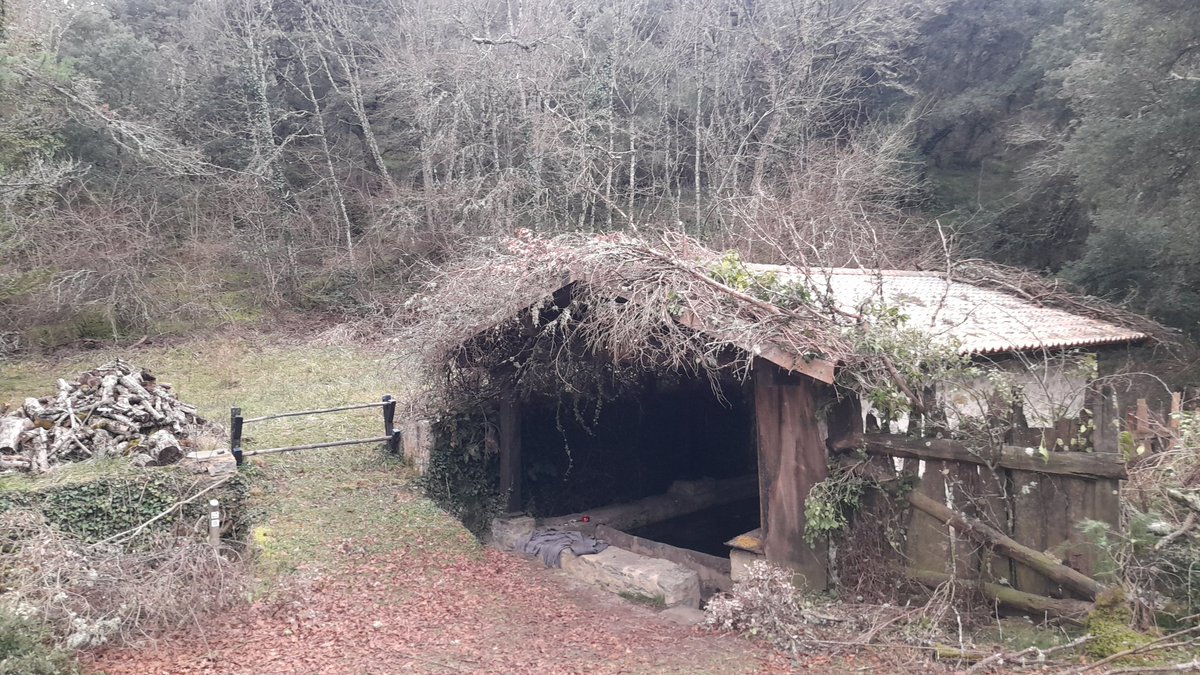 AcoaAke's tweet image. 📢 Nuestros #concejos, plató de cine

🎬 El equipo de rodaje de #Gaua, de Paul Urkijo, ha grabado en el lavadero de #Letona

📽 'Gaua' laburmetraiaren eszena batzu Letonako #kontzeju|ko latsarrian grabatu dira

#Zigoitia #Gorbeialdea #Araba #Alava