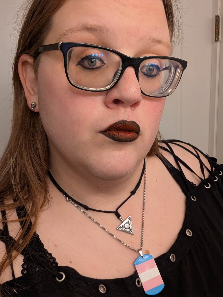 Ms_Inconnue's tweet photo. I'm finally getting this ombre effect down on my lipstick 👀 https://t.co/GY6OqHeNV1