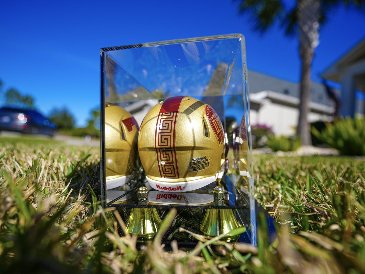 tshs_football_'s tweet image. A golden tribute for a golden legacy.

Celebrating a century of grit, heart, and tradition, players and coaches were gifted these exclusive gold mini helmets, honoring the original Golden Spongers team from 100 years ago.

#Spongers100 #TarponPride