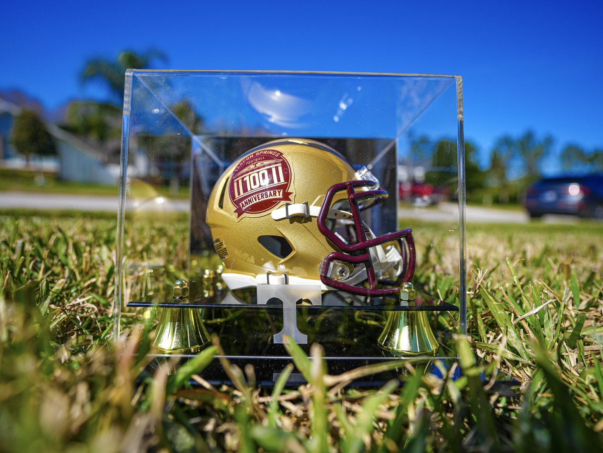 tshs_football_'s tweet image. A golden tribute for a golden legacy.

Celebrating a century of grit, heart, and tradition, players and coaches were gifted these exclusive gold mini helmets, honoring the original Golden Spongers team from 100 years ago.

#Spongers100 #TarponPride