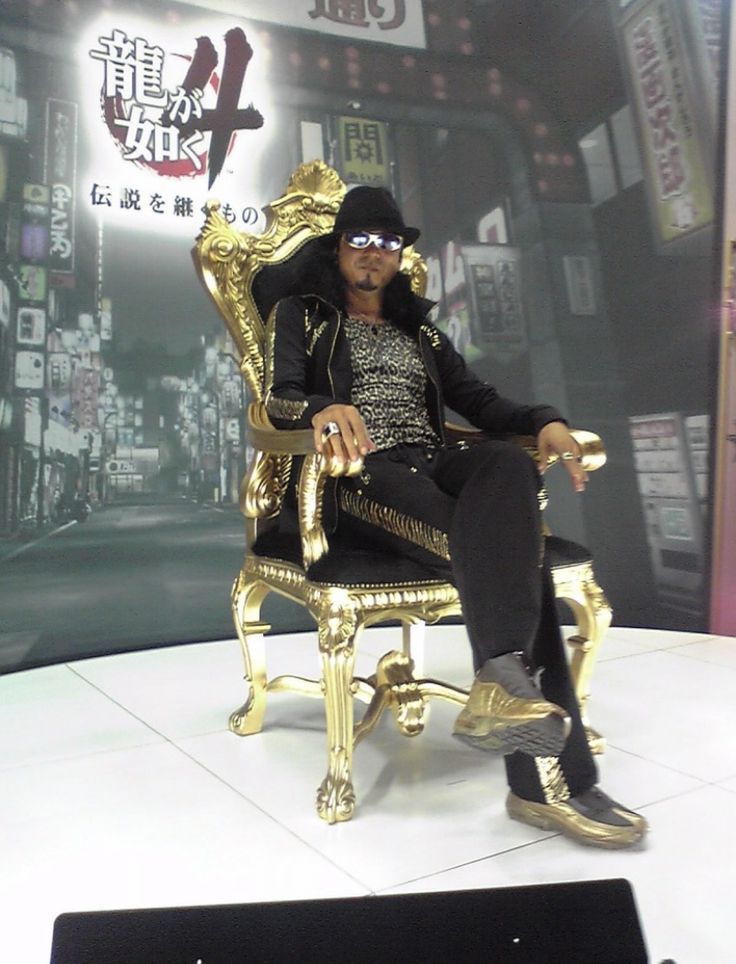 jack840A's tweet photo. Here is Takaya Kuroda (Kiryu) sitting on the Yakuza 4 golden throne chair. https://t.co/p78MYDb95g