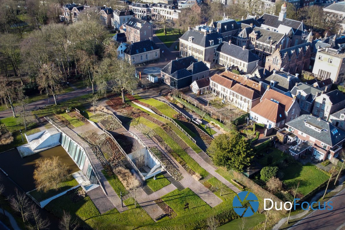 DuoFocus_Media's tweet photo. Een #Roemeense delegatie heeft zondagmiddag een bezoek gebracht aan het #DrentsMuseum in #Assen. Bij het bezoek was ook de Roemeense ambassadeur Nicolae Comanescu aanwezig. De schade van de #explosie was vanuit de lucht goed zichtbaar. De #politie deed aanvullend sporenonderzoek. https://t.co/eRTyfFxZbb