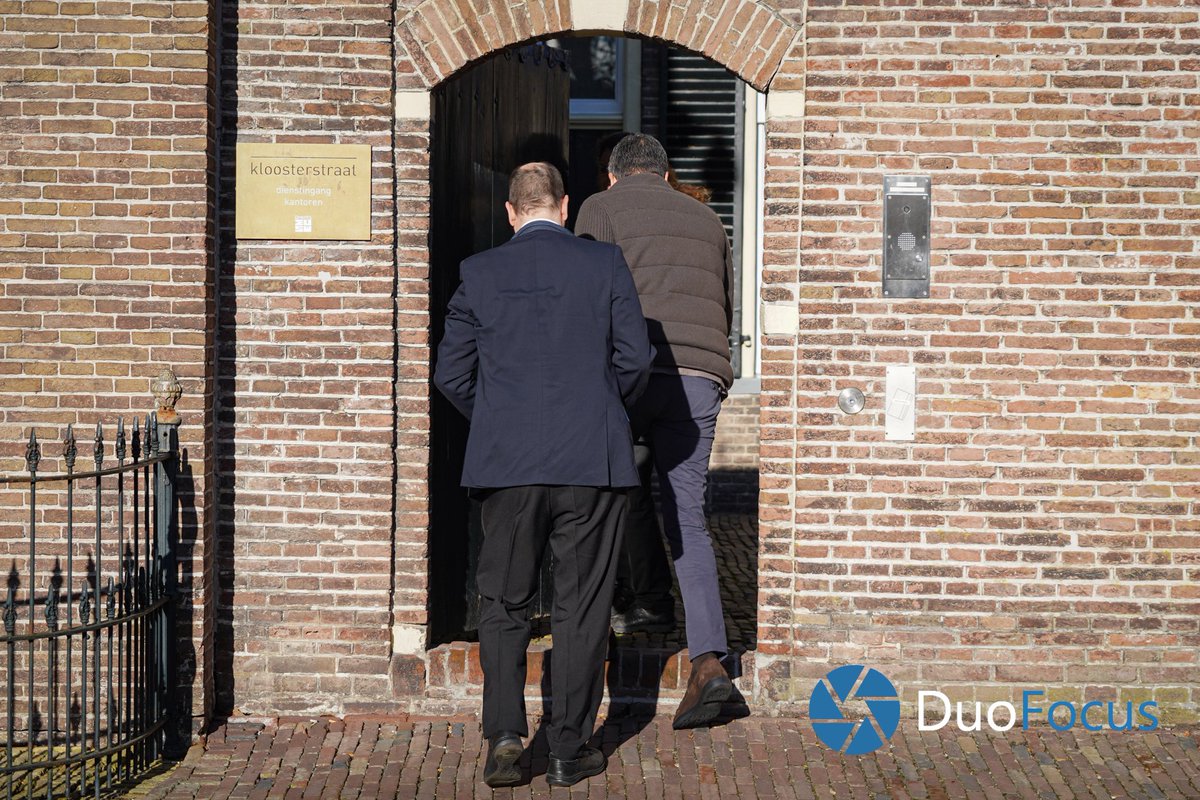 DuoFocus_Media's tweet photo. Een #Roemeense delegatie heeft zondagmiddag een bezoek gebracht aan het #DrentsMuseum in #Assen. Bij het bezoek was ook de Roemeense ambassadeur Nicolae Comanescu aanwezig. De schade van de #explosie was vanuit de lucht goed zichtbaar. De #politie deed aanvullend sporenonderzoek. https://t.co/eRTyfFxZbb