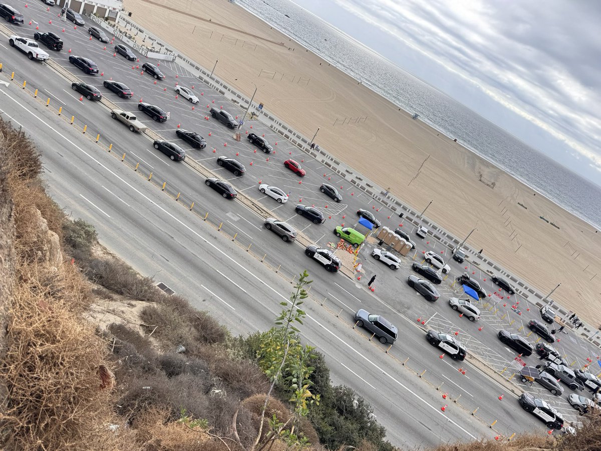 Lammerding's tweet photo. @friedberg Yesterday’s coordinated effort of local volunteers, #LAPD &amp; #LAFD escorting Palisades residents to their homes. Unlikely this would’ve been done w/out gov’t coordination. Days prior, chaos ensued as bereft residents scrambled to get back. Ingress and egress was choked. https://t.co/Tq6XA4VgTA
