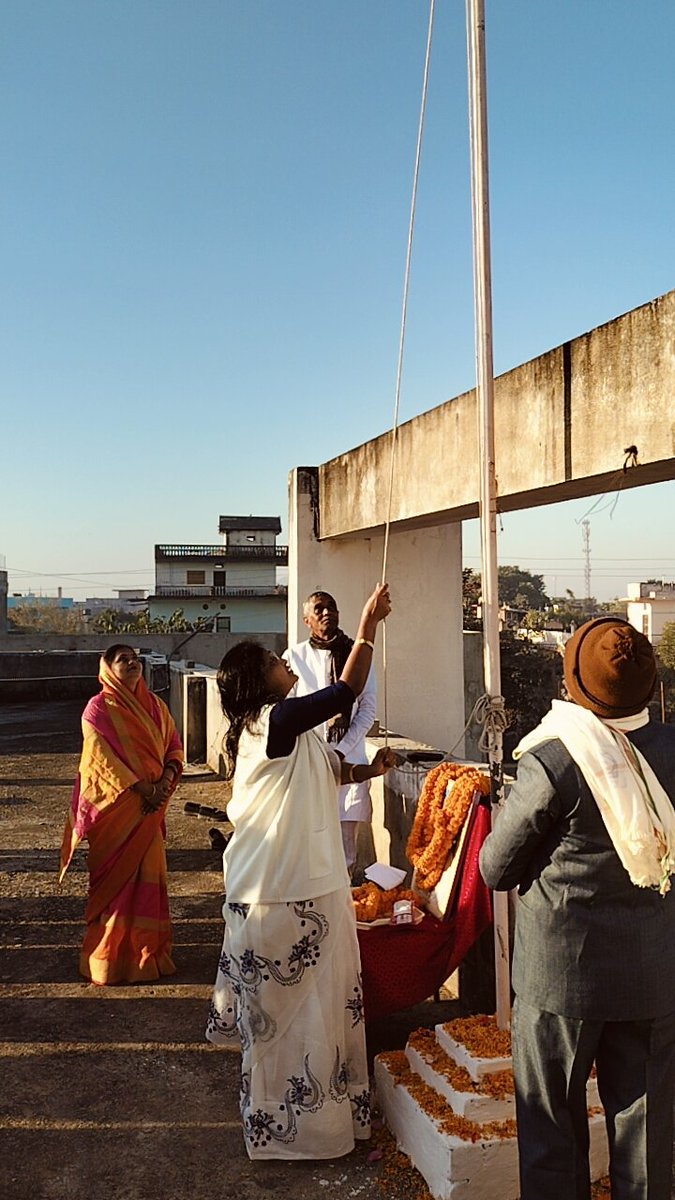 zpsatna's tweet photo. गणतंत्र दिवस के अवसर पर  जिला पंचायत कार्यालय परिसर में माननीय अध्यक्ष श्री रामखेलावन कोल जी एवं सीईओ जिला पंचायत सुश्री संजना जैन जी द्वारा झंडा वंदन किया गया।
#JansamparkMP https://t.co/BFaBdsGCSA
