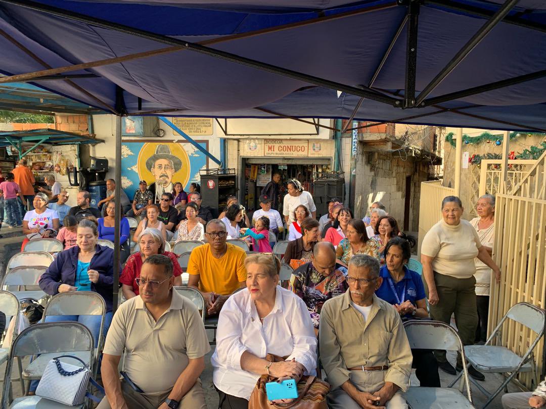 ADVenezuelaa's tweet photo. La Secretaria Nacional de Organización @mydonascimento, la Sub Secretaria @isabelcalderon y el @DipRonderos, acompañaron a la Seccional Caracas, en la parroquia San Bernardino, Barrio Los Erasos, a la tradicional Paradura del Niño. AD sigue presente en todos los rincones de Vzla. https://t.co/I5OZUwZCOz