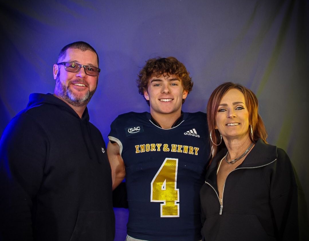 Thank you to all the coaches <a href="/EmoryHenry_FB/">E&H Football</a>. I had a great time on my official visit!! <a href="/CoachWalters_/">Mitchell Walters</a> <a href="/CoachEasley__/">Tyler Easley</a> <a href="/CoachQHunter/">Quintin Hunter</a> <a href="/CoachTall/">Bruce Tall</a> <a href="/PorterRidgeFB/">Porter Ridge Football</a> <a href="/Dabigman41/">Damien Jackson</a> <a href="/NCHSBlueSheet/">North Carolina HS Football Recruiting Blue Sheet</a>