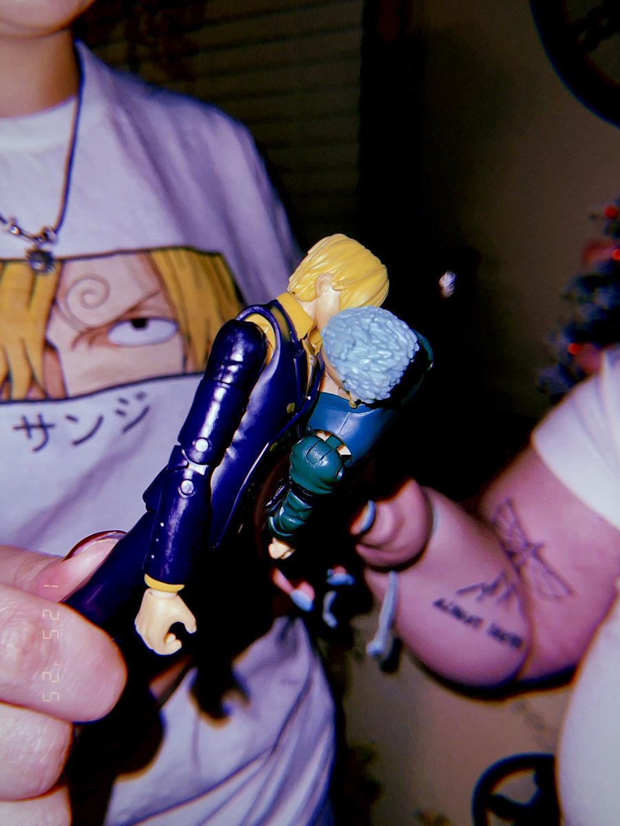 _projectsad's tweet photo. me and my best friend carry around sanji and zoro figures and we make them kiss whenever we’re together https://t.co/R9tbqGKtRd