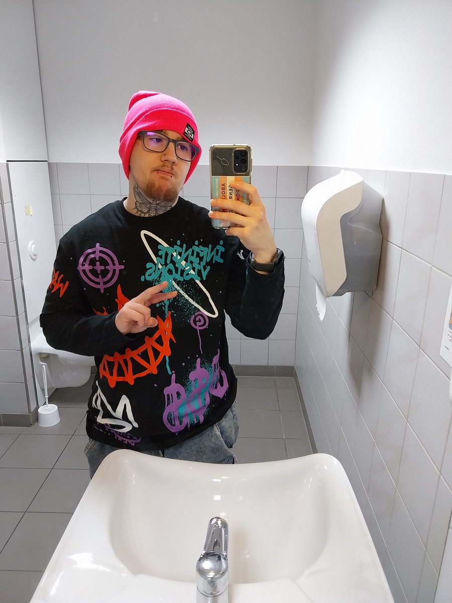 AzledT's tweet image. J'aimais bien mon outfit (en festival avec les chiottes de l'hp et ma dépression)
#LGBTQIAOurRightsExist