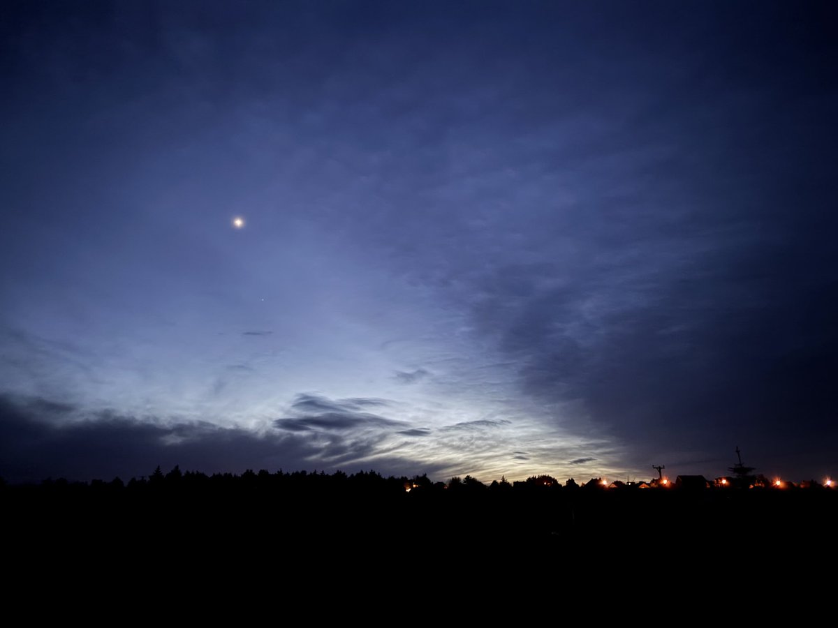 donald_i's tweet photo. Venus dazzling in a paintbrush textured sky. https://t.co/PEl40tymeZ