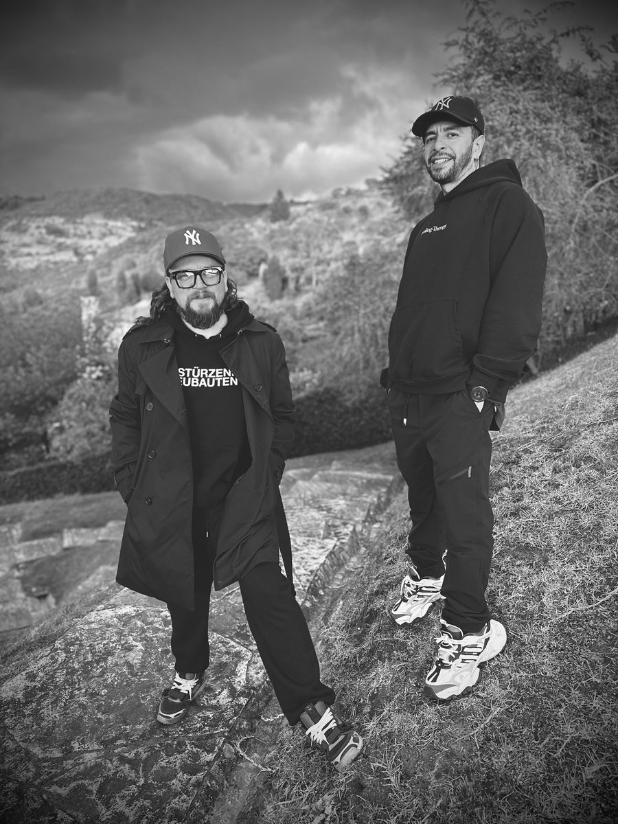dxd <a href="/deraout/">Deraout</a> &amp; <a href="/Deadwalkman/">deadwalkman</a> 
Es un dúo de productores y djs, donde sus 2 integrantes se reúnen a escuchar salsa por 10 horas y luego componen canciones que evocan un futuro misterioso y un tanto distópico (pero no mucho) 👁️
Techno Puro y Duro desde las montañas de Colombia 🇨🇴