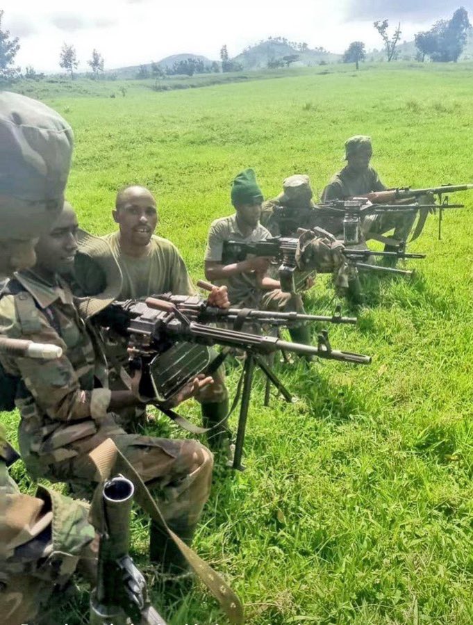 Update 

Abasirikare ba M23 bamaze kugera mu mujyi wa Goma

Abasore bamwe bari munkengero gusa abenshi bari mu muhanda Sake Goma. Nta FARDC cyangwa Afrika Yepfo bari bubone aho kunyura uretse mu Rwanda gusa.

General Makenga ubanza ategereje amabwira y’icama cya AFC/M23 ubundi