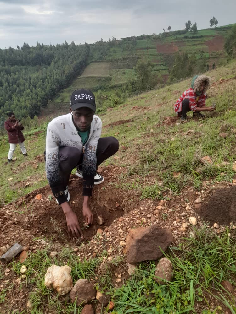 NshElie's tweet image. With #WeGotYourBack and #unicefrwanda
@GisagaraDistr
Green rising ambassadors continues to participate in tree planting and community work 
In order to continue to protect our future 🙏
When you plant a tree, you give life🫶🫶