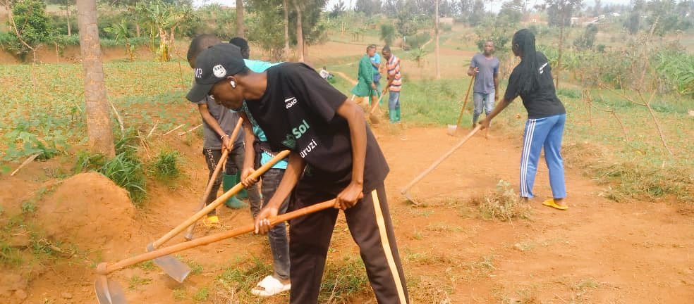 NshElie's tweet image. With #WeGotYourBack and #unicefrwanda
@GisagaraDistr
Green rising ambassadors continues to participate in tree planting and community work 
In order to continue to protect our future 🙏
When you plant a tree, you give life🫶🫶