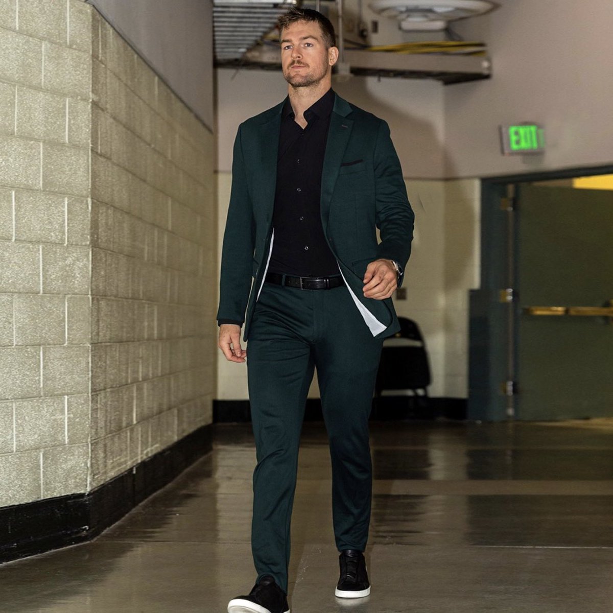StateAndLiberty's tweet photo. When it comes to game day fits, Ross Johnston proves style and comfort can coexist rocking our hunter green suit. Our stretch suits, designed for athletic builds, keeps @NHL players looking sharp as they make their way to hitting the sheet. #stateandlib #nhlstyle #stretchsuits #athleticfit