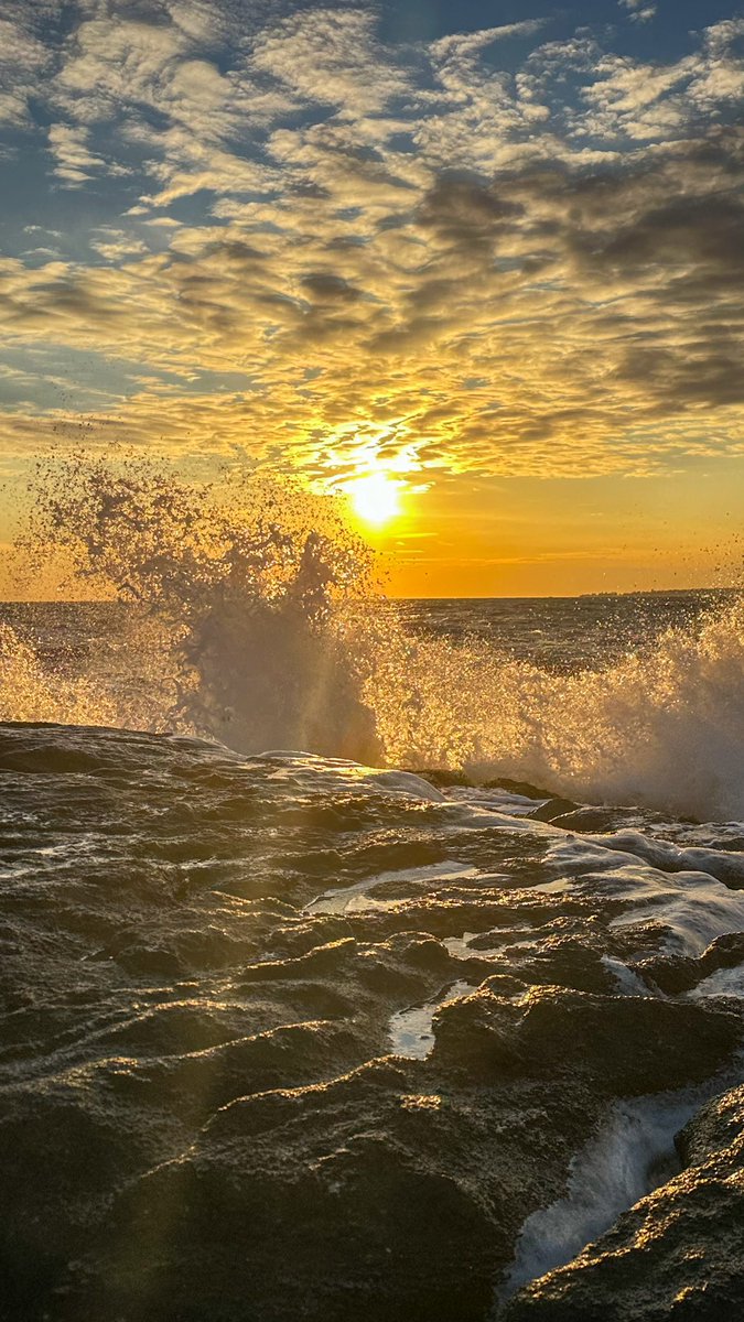 sweity1214's tweet photo. Yesterday’s golden hour #sunset #ctshoreline #winterinnewengland https://t.co/WYDOQzTadJ