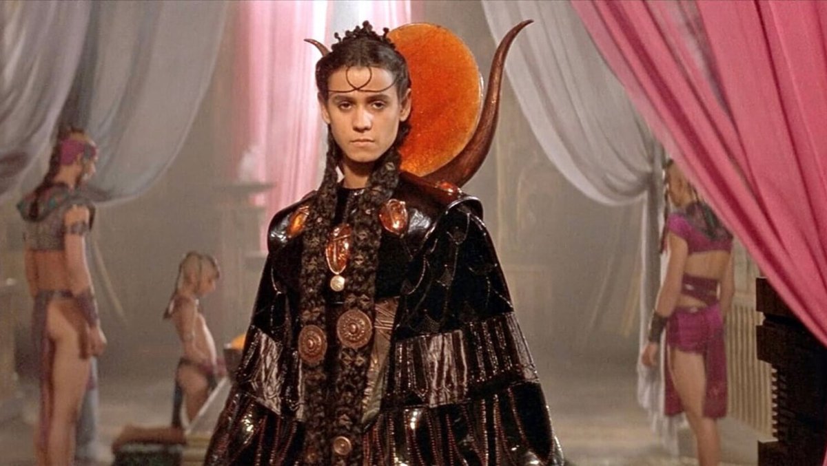 @TDS__01 Avec l’inoubliable Jaye Davidson dans le rôle du Dieu Râ ...
