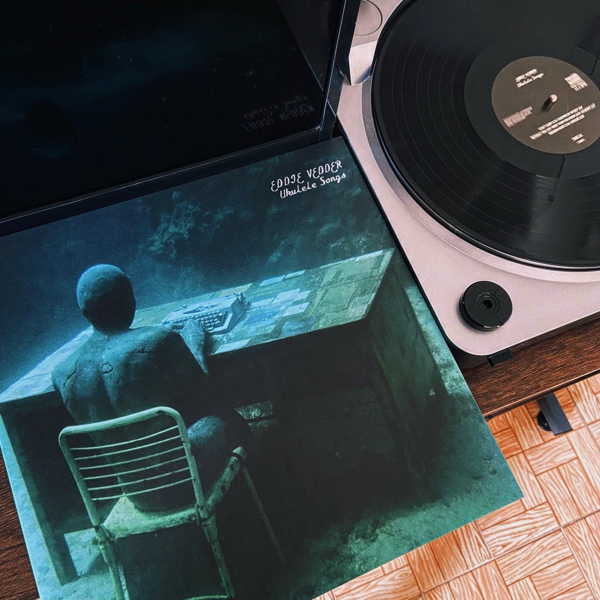 river83's tweet photo. Buenos días 😃 
#nowspinning #eddievedder #ukelelesongs #ukelele #vinyl #vinylcollection #vinylcommunity #vinylrecords #vinylporn #vinylgram #vinylcollectionpost #vinylpost https://t.co/bbIvVp1Bta