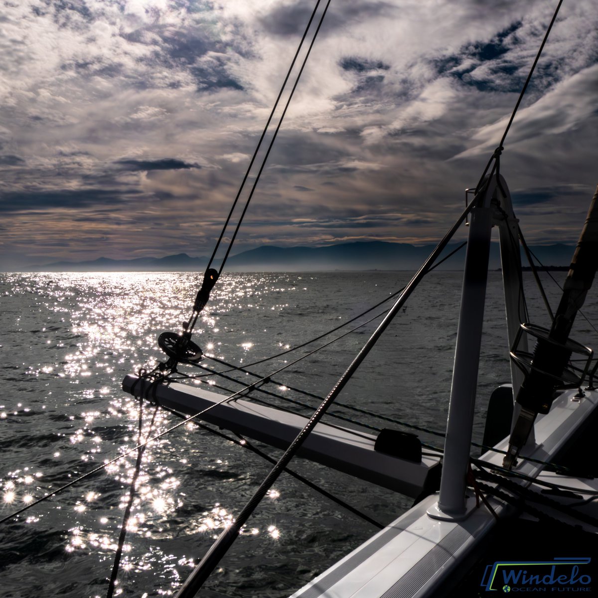 windelocat's tweet image. Have you ever experienced the enchanting dance of fog &amp;amp; sun on a #WinterSailling? 🌫️☀️ Imagine gliding over still waters, where the misty embrace of fog meets the gentle touch of sunlight, creating a scene straight out of a dream.
#windelo #windelocatamaran #SailingAway #sailing