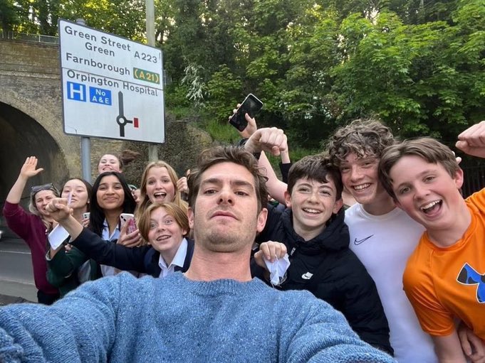 remusapphic's tweet photo. professor RJ. lupin with the class of 1993 https://t.co/ebzzZ6XW9x