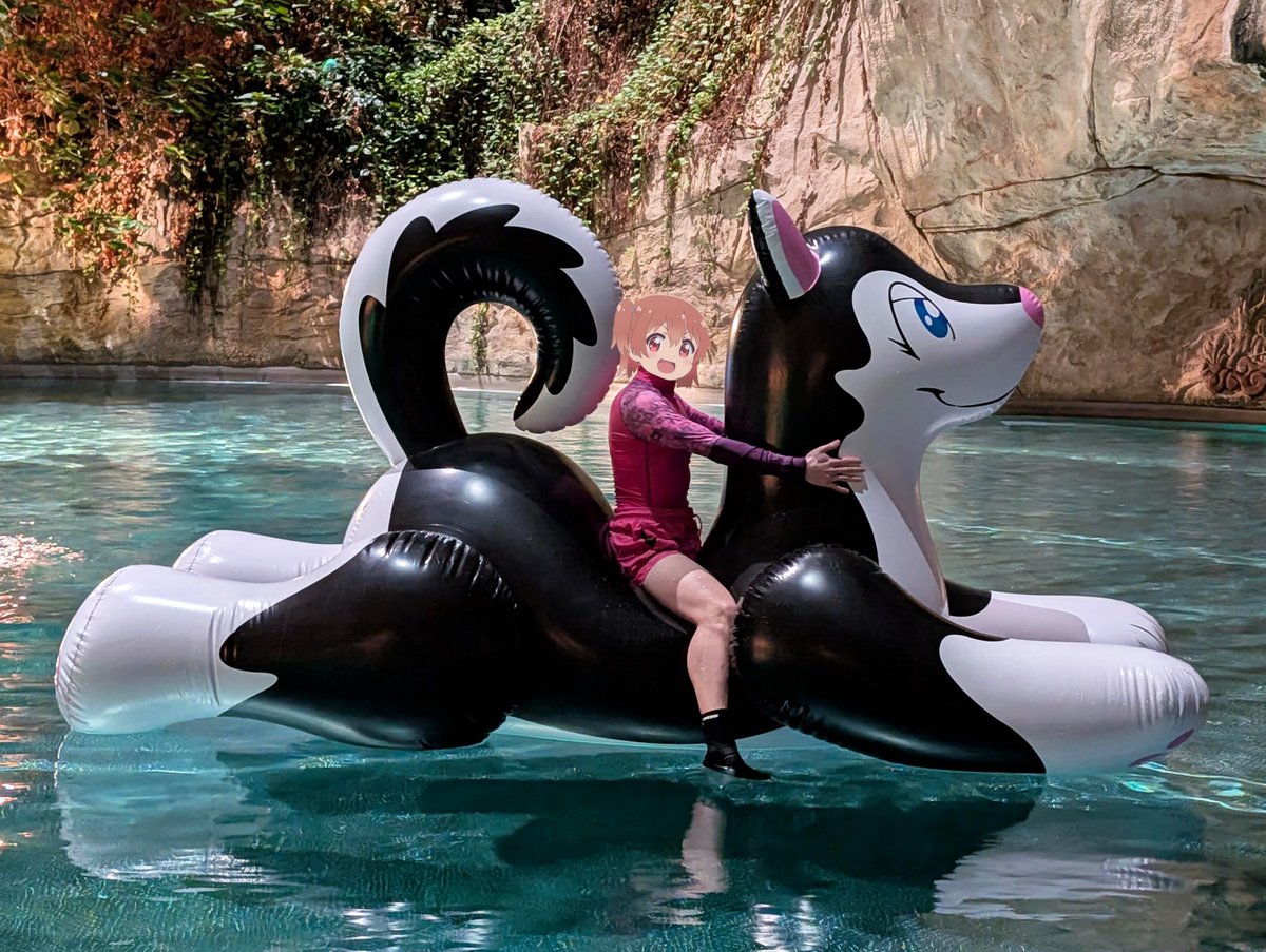 I was honored to ride this giant doggo in the water 🥰
📸: <a href="/Kanan_tan/">Kanan</a>   #inflatable #pooltoy