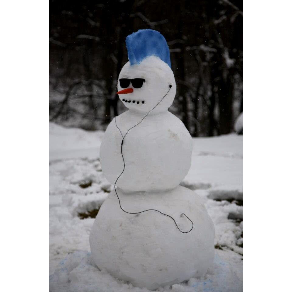 PKEdenAuthor's tweet photo. Sunday funnies! Which one is your favorite?
#snowman #snowwoman #punkrock #upsidedown #snowcouple #snowkid #TheMirrorbyPKEden #TheWildRosePress https://t.co/RMFlqDW5X1
📷https://t.co/2ehxsTQpYw https://t.co/PjFmH9U01n
