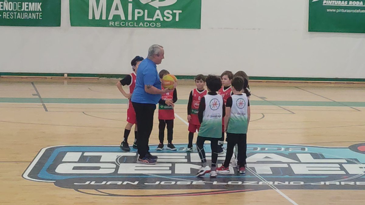 CBVillarrobledo's tweet photo. 🏀CANTERA CBV🏀
Que contentos estamos de que nuestro Benjamín Blanco haya comenzado su andadura en esto del baloncesto en la liga SuperGigantes de la @fbclm haciendo amigos con @basketcplaroda y @TobarraCB 
🤩🤩🤩
@SomosGlobalcaja
@VdoDiario https://t.co/YJlQgZ5Kmv