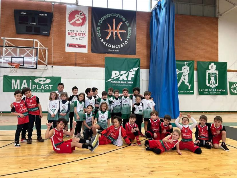 CBVillarrobledo's tweet photo. 🏀CANTERA CBV🏀
Que contentos estamos de que nuestro Benjamín Blanco haya comenzado su andadura en esto del baloncesto en la liga SuperGigantes de la @fbclm haciendo amigos con @basketcplaroda y @TobarraCB 
🤩🤩🤩
@SomosGlobalcaja
@VdoDiario https://t.co/YJlQgZ5Kmv