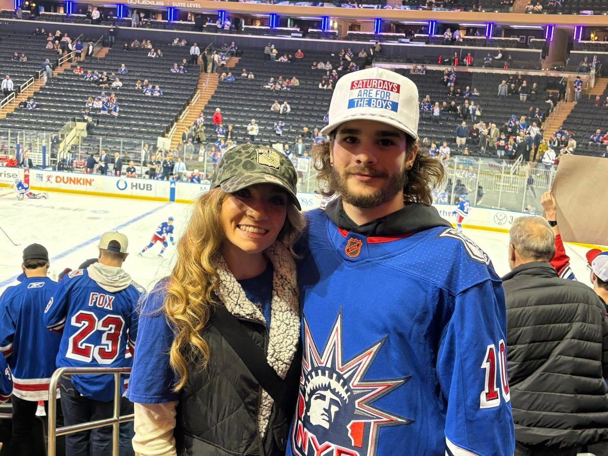 MeMe00143's tweet photo. @NYRangers today is @AnnaliseTunno birthday and she is wishing for a NY Rangers WIN💙❤️🏒🥅 https://t.co/OwQK9E8he8